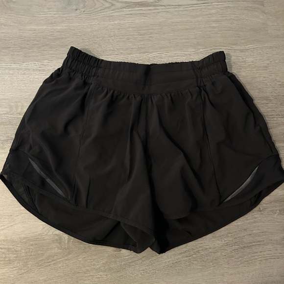 lululemon athletica Hotty Hot Black Women's Athletic Shorts - Picture 1 of 2